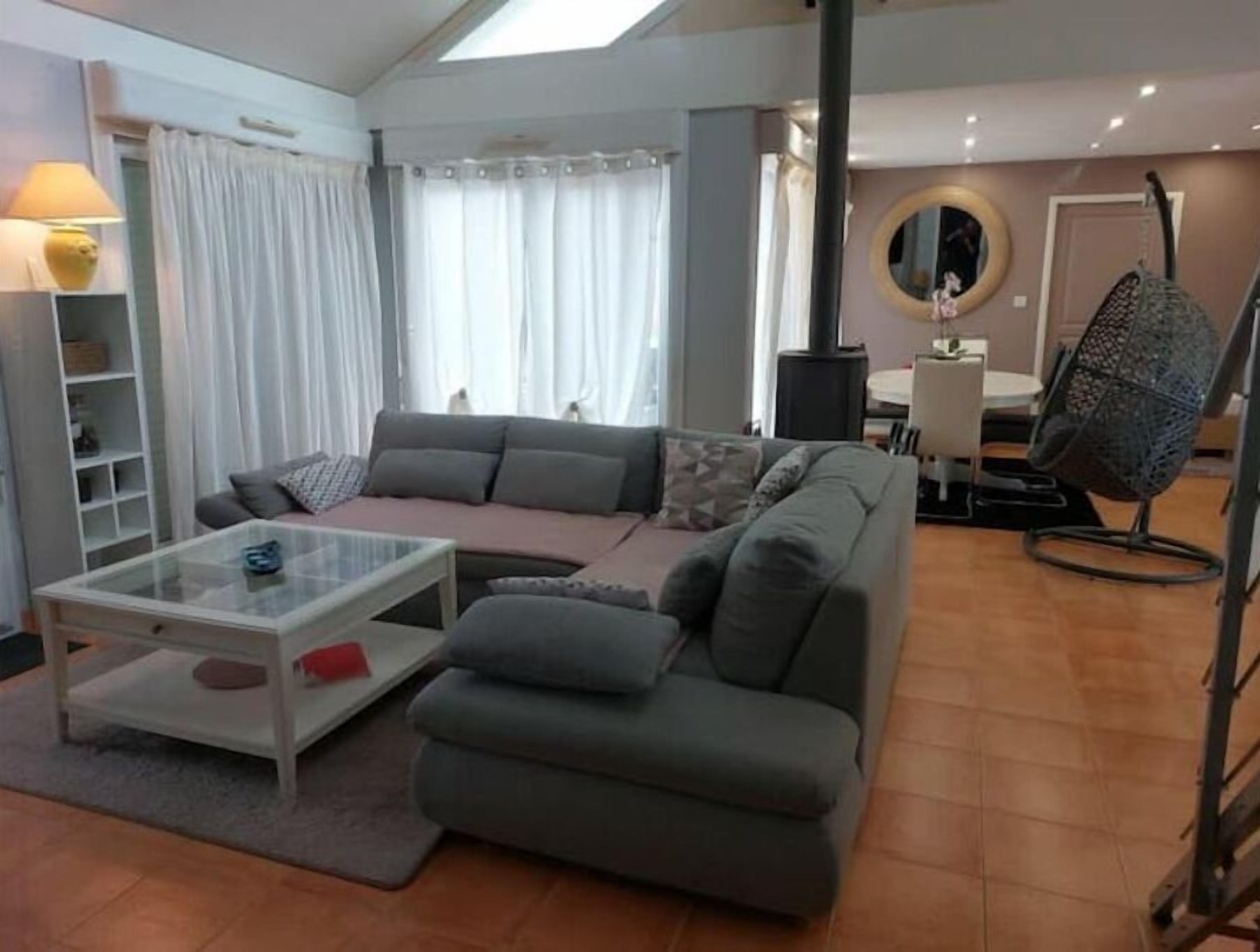 Charming villa (swimming pool, sauna and spa)