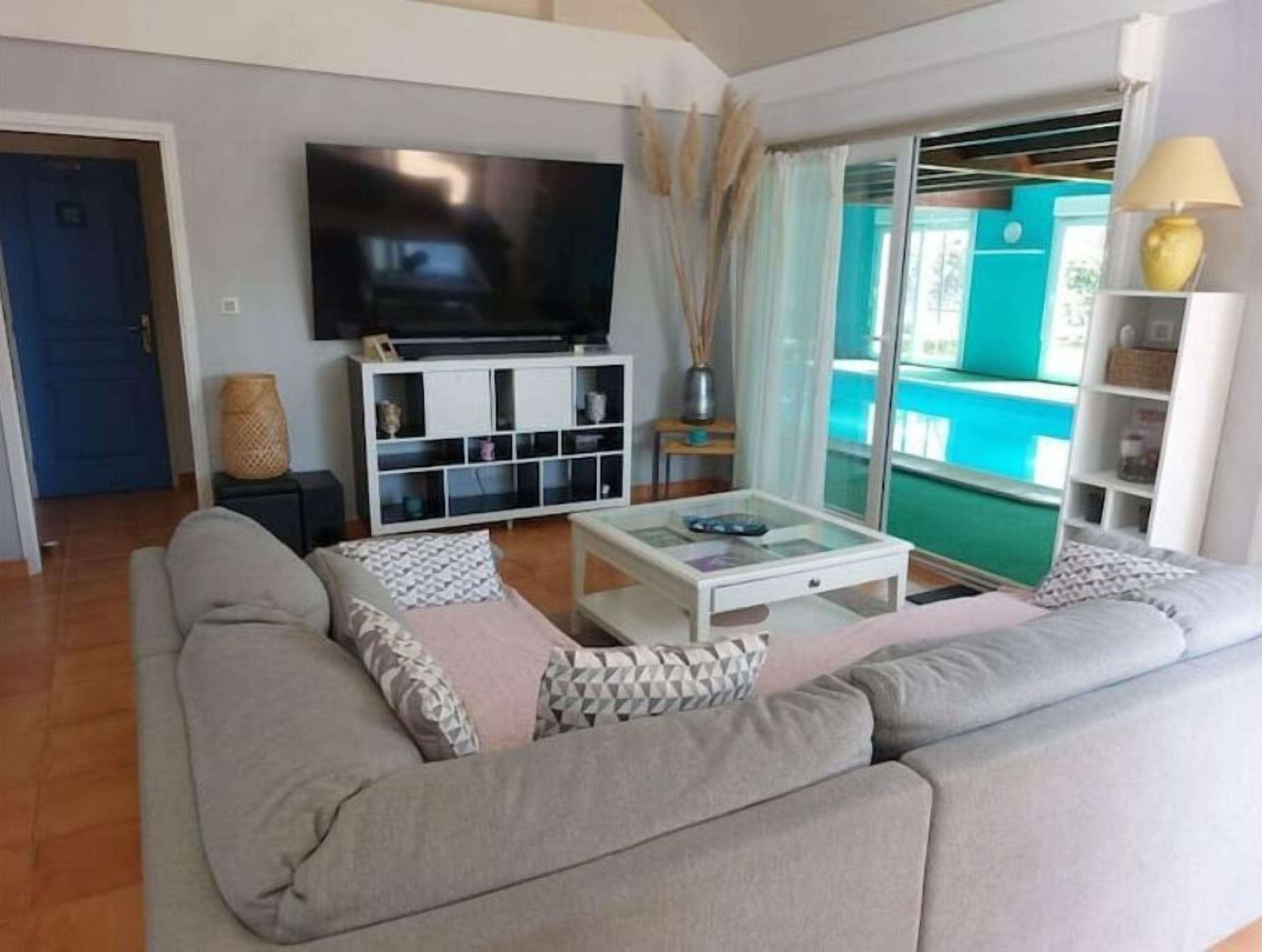 Charming villa (swimming pool, sauna and spa)