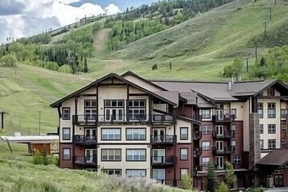 NEW Granby Ranch Slopeside Retreat, Ski In Ski Out, Top Floor Views