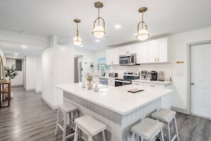 Fridge, microwave, oven, stovetop - Heated Pool and Spa Retreat in South Tampa (Tampa)