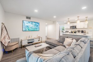 Smart TV - Heated Pool and Spa Retreat in South Tampa (Tampa)