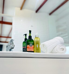 Presidential Studio Suite, 1 Bedroom, Refrigerator & Microwave, Beach View | Bathroom | Shower, rainfall showerhead, free toiletries, heated floors - HOTEL BOUTIQUE ATENAS  (Paracas)