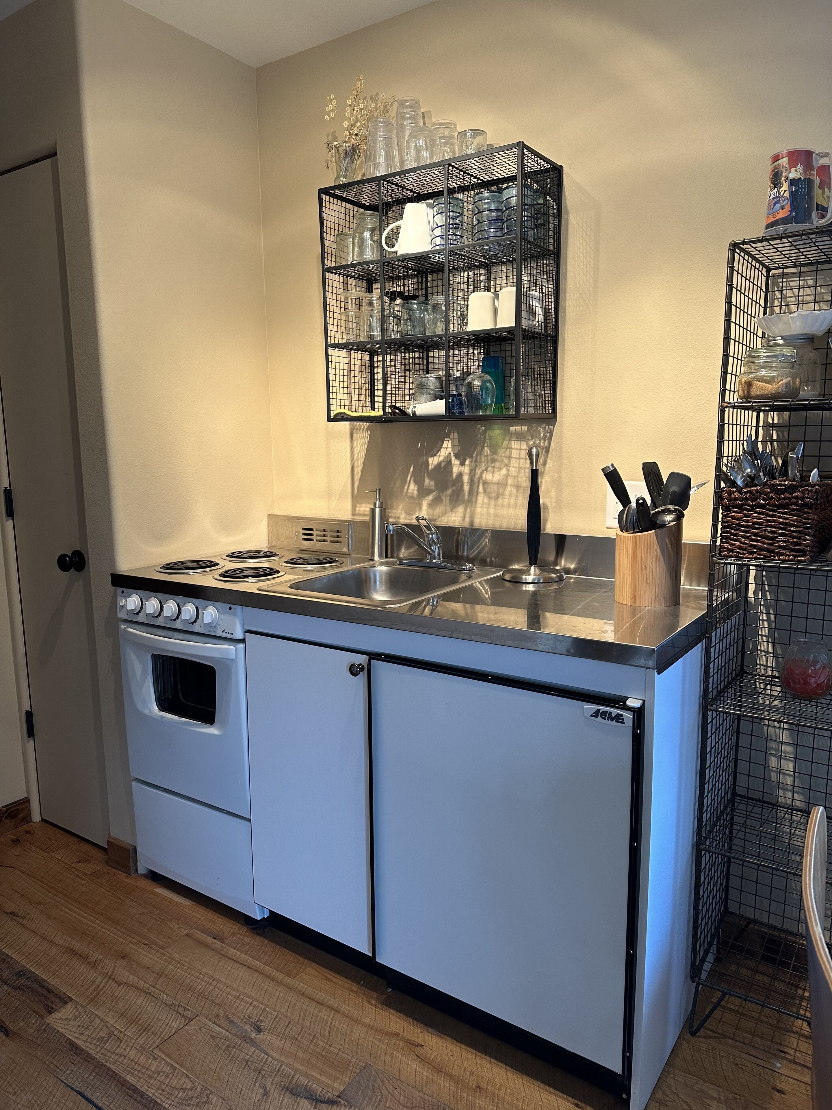 Red Cliffs Cabin, surrounded by nature. Natural swimming pond and trout river.