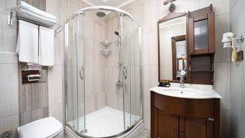 Douche, sèche-cheveux, chaussons, serviettes fournies