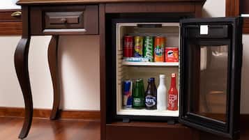 Frigobar, cofres nos quartos, ferros/tábuas de passar roupa