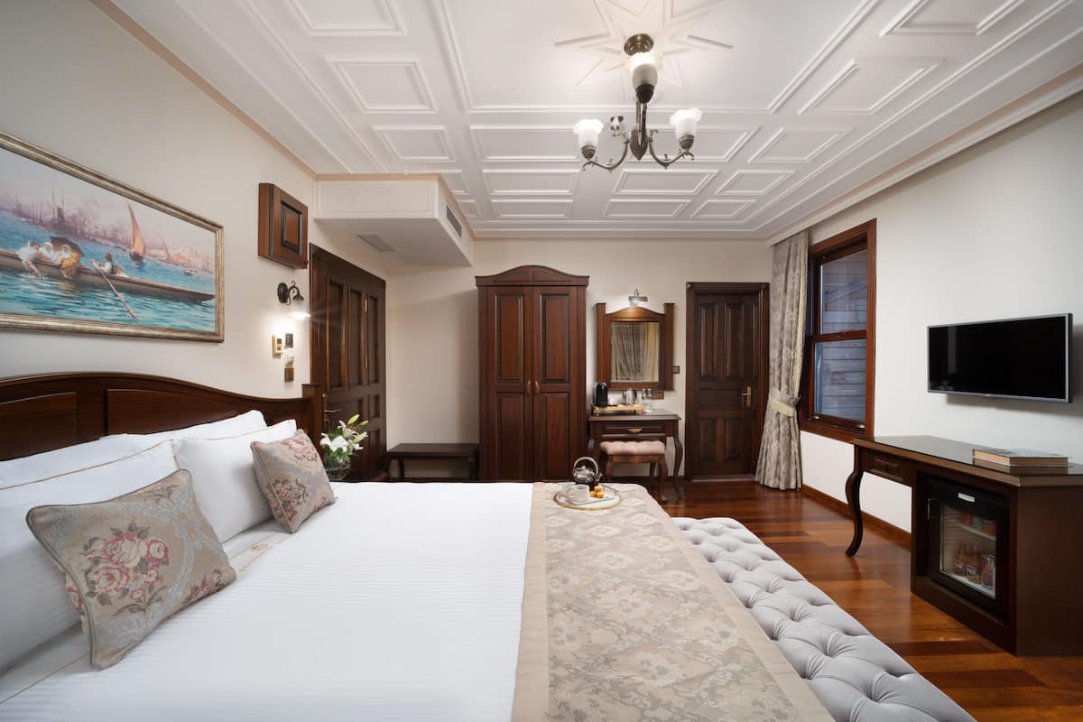 Minibar, in-room safe, iron/ironing board, free WiFi