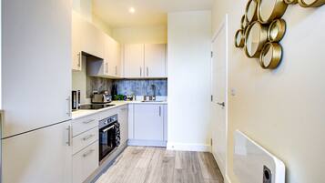 Apartment, 1 Queen Bed | Private kitchen