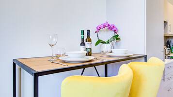 Apartment, 1 Queen Bed | Dining