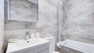 Căn hộ, 1 giường cỡ queen | Phòng tắm | Vòi sen/bồn tắm kết hợp, bồn tắm ngâm, đồ dùng nhà tắm miễn phí