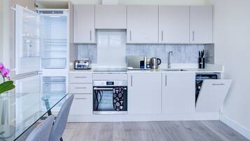 Apartment, Multiple Beds | Private kitchen | Fridge, microwave, oven, stovetop