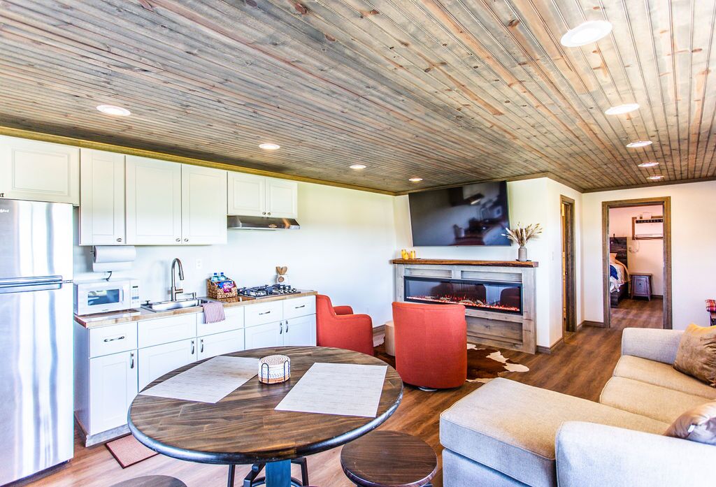 Five 8 Ranch - Guesthouse1-private jacuzzi-Minutes from First Monday!