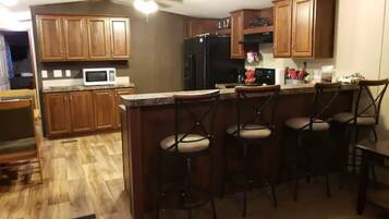 Frigorífico, microondas, horno y placa de cocina