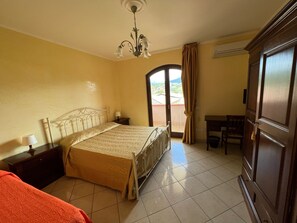 Habitación doble Confort | Cortinas blackout y tabla de planchar con plancha 