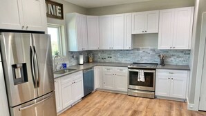 Private kitchen - Tree Top Retreat-Pool-Playground-Brewery (Dripping Springs)
