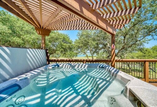Parkview Retreat- Jacuzzi✅ playground✅waterfront✅