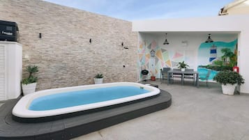 House | Outdoor spa tub