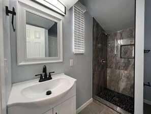 Douche, sèche-cheveux, serviettes fournies, savon