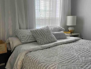 1 slaapkamer, een strijkplank/strijkijzer, reisbedje, gratis wifi