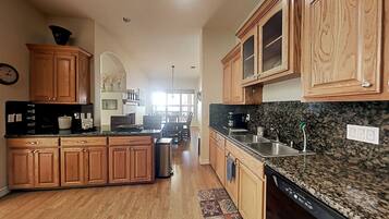 Coffee/tea maker, cookware/dishes/utensils