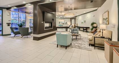 Southern Chic | 2BR/2BA Downtown Stay