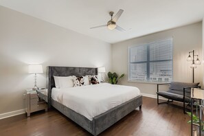 2 habitaciones, escritorio, tabla de planchar con plancha y wifi gratis 