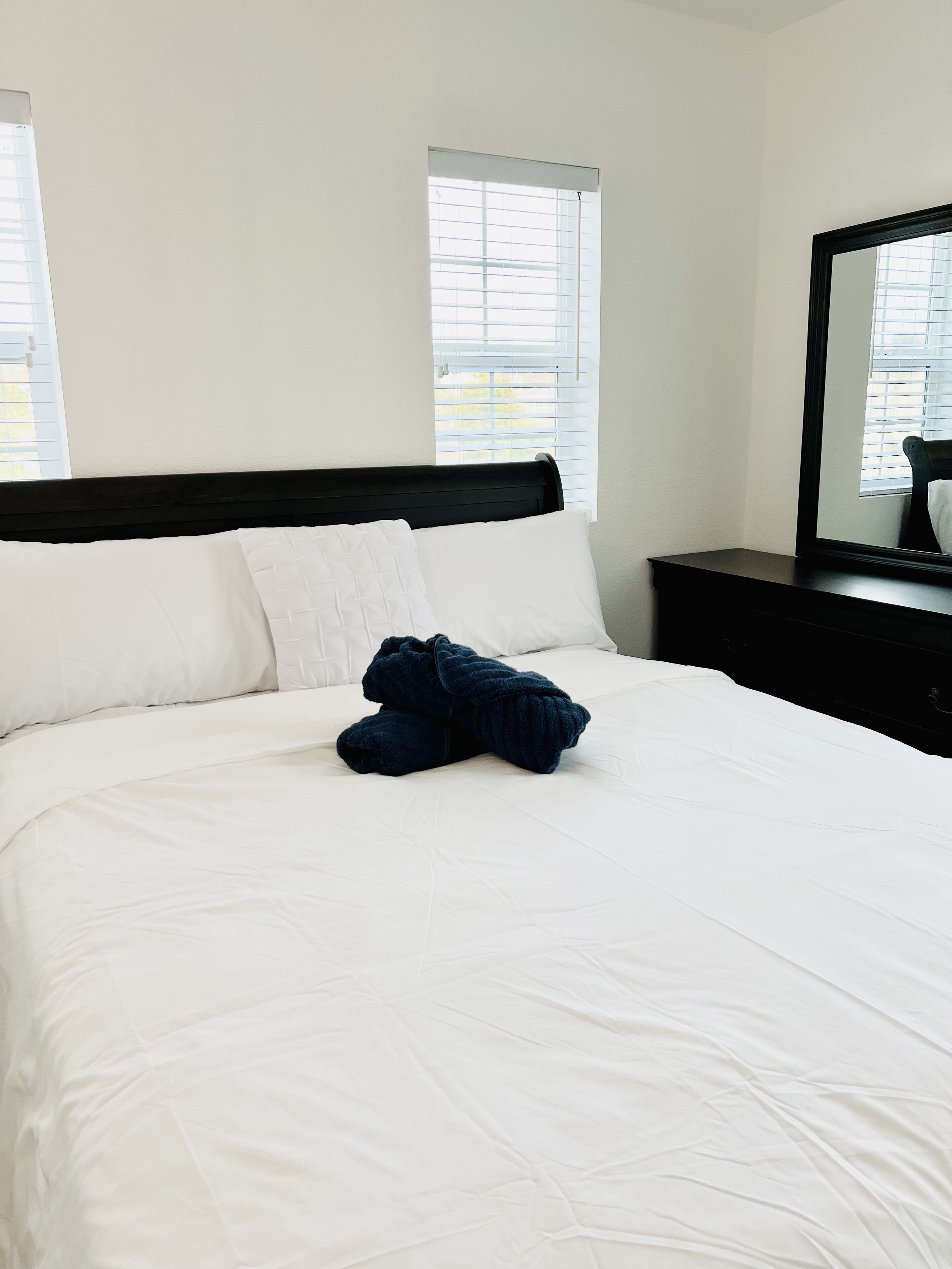 Wine Country Stay, Complimentary Breakfast items available , Mountain views