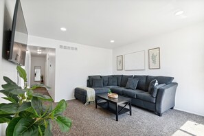 Smart TV - 3 Bedroom Urban Retreat close to Downtown (Warren)