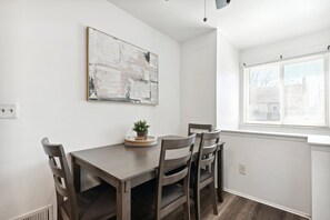 Dining - 3 Bedroom Urban Retreat close to Downtown (Warren)