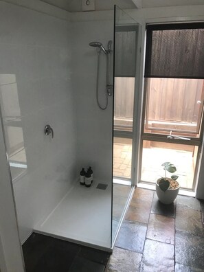 Dusche, umweltfreundliche Kosmetikartikel, Haartrockner, Handtücher