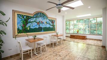 Päivittäinen tilauksen mukaan valmistettu aamiainen (1 USD per henkilö)