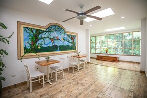 Café da manhã feito na hora todos os dias (USD 1 por pessoa) 