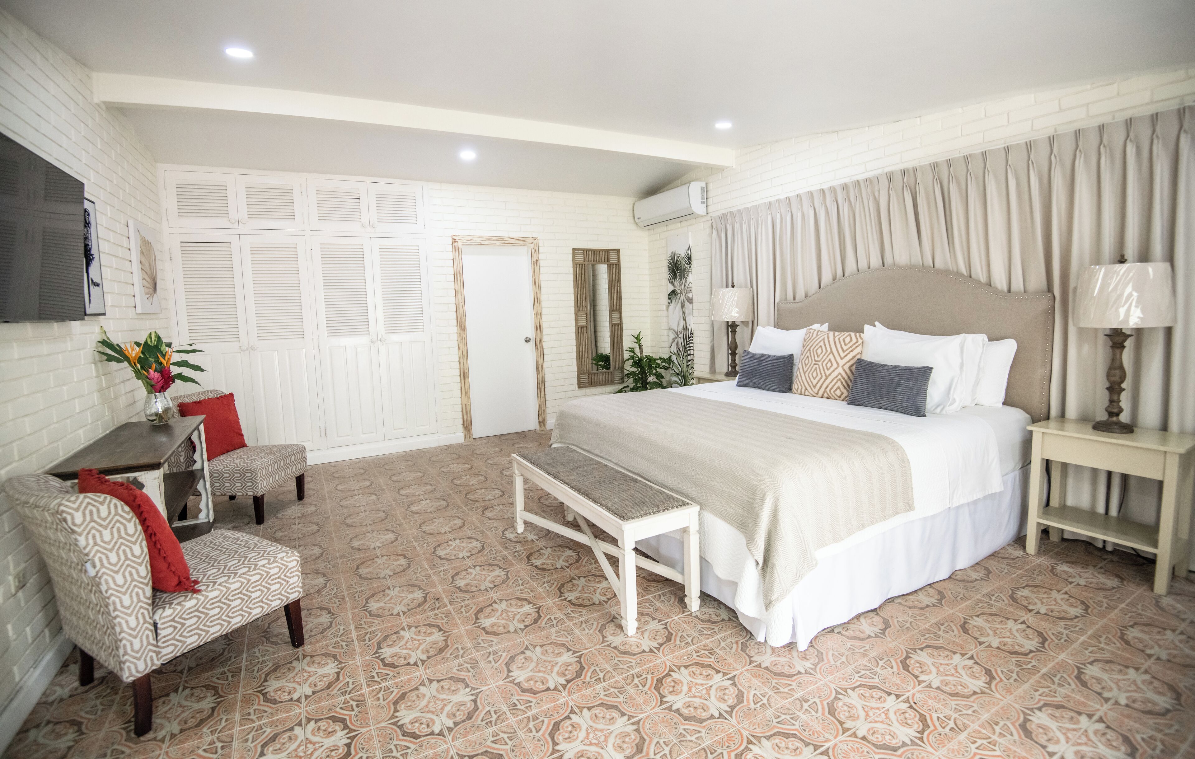 Eenvoudige studio suite, uitzicht op tuin | Luxe beddengoed, donsdekens, pillowtop-bedden, verduisterende gordijnen