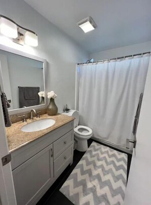 Shower - Cozy home, minutes from shopping and entertainment (Glendale)