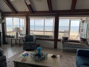 Smart TV, lettore DVD, libri, biblioteca musicale