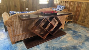 Cabana família, 2 quartos | Área de estar | Smart TV 32 polegadas com canais digitais