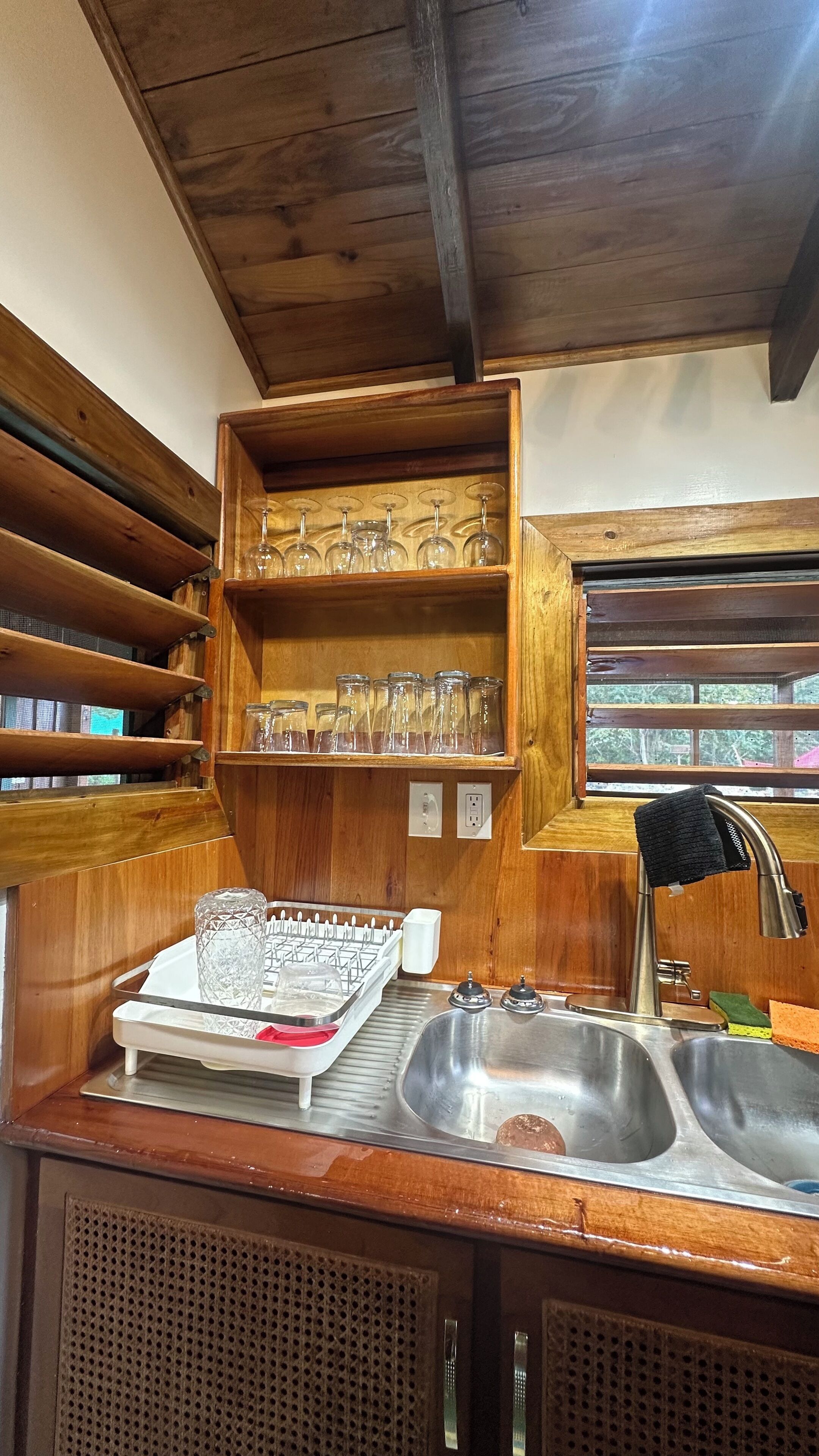 Economy Cabin | Private kitchen | Fridge, microwave, oven, blender