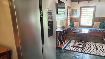 Cabaña económica | Cocina privada | Refrigerador, microondas, horno y licuadora