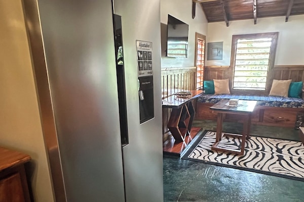 Cabaña económica | Cocina privada | Refrigerador, microondas, horno y licuadora