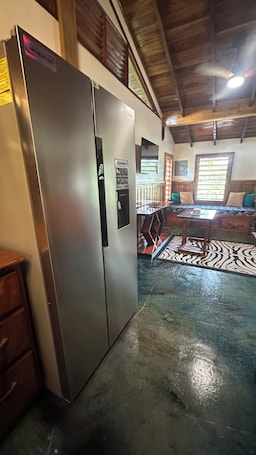 Economy Cabin | Private kitchen | Fridge, microwave, oven, blender