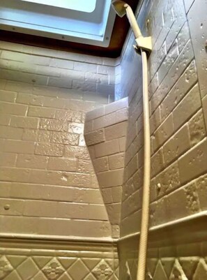 تجهيزات دش، مناشف، شامبو، ورق حمّام