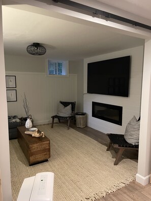 Living area - Gooderham Lakehouse - Enjoy the peace, tranquility and northern air. (Gooderham)