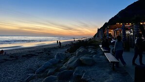 A beachside restaurant with outdoor seating and a view of the ocean. - OCEAN & CITY VIEWS 1920s Monthly, RIVIERA HOME, 2 QUEEN BEDS, WALK TO STATE ST (Santa Barbara)