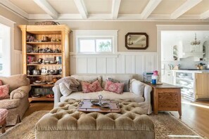 Smart TV, fireplace, foosball, books - OCEAN & CITY VIEWS 1920s Monthly, RIVIERA HOME, 2 QUEEN BEDS, WALK TO STATE ST (Santa Barbara)