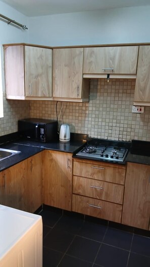 Een koelkast, een microgolfoven, een oven, een kookplaat