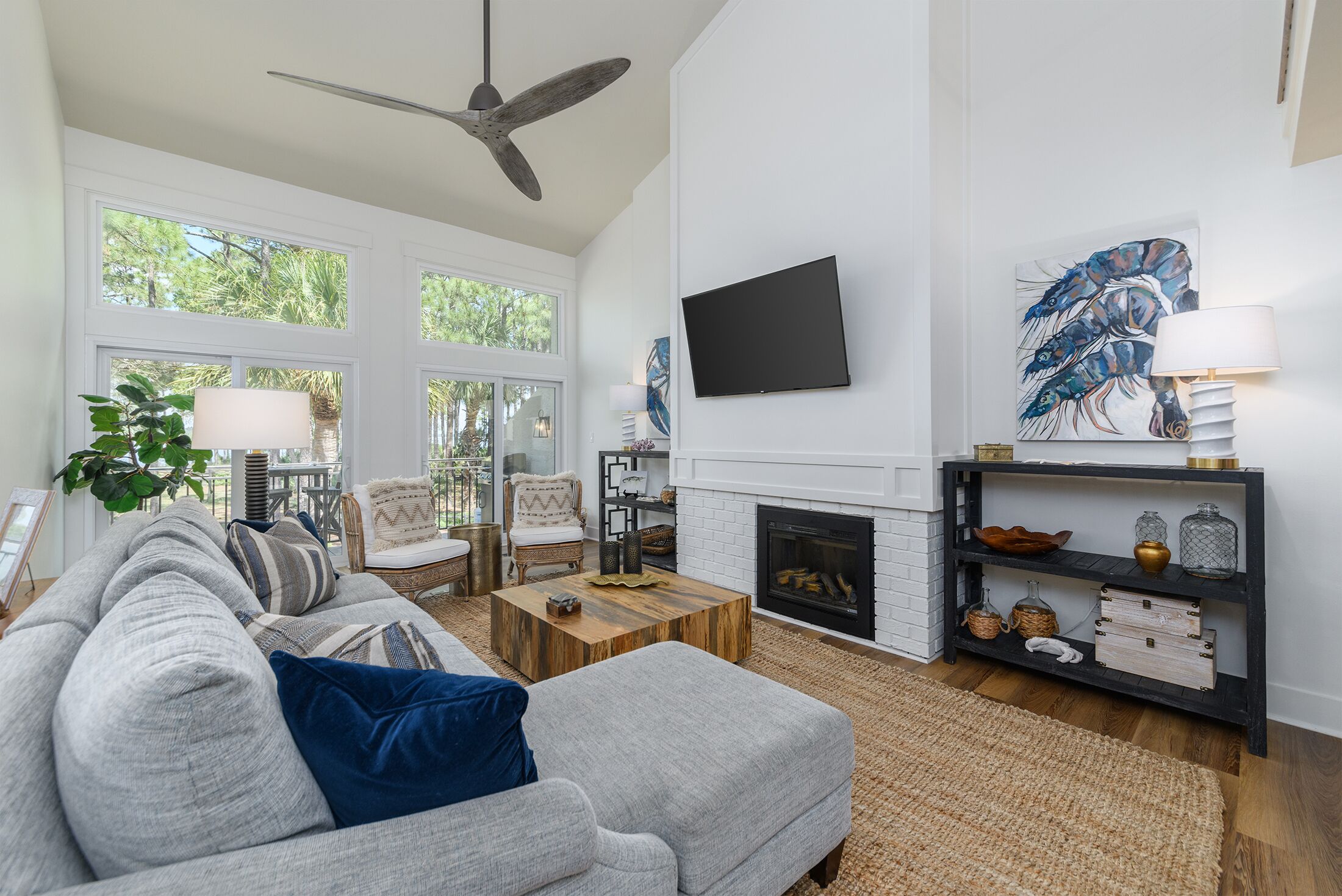 Professionally-decorated beachfront villa with shared pool -walk to South Beach