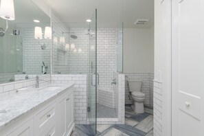 Combined shower/bathtub, hair dryer, towels - Sound View Sea Pines Townhome | Steps to South Beach Marina (Hilton Head Island)