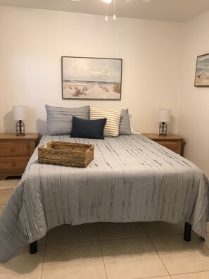 3 bedrooms, free WiFi, bed sheets -  VRBO House with nice solar heated pool and lanai, close to restaurants. (Cape Coral)