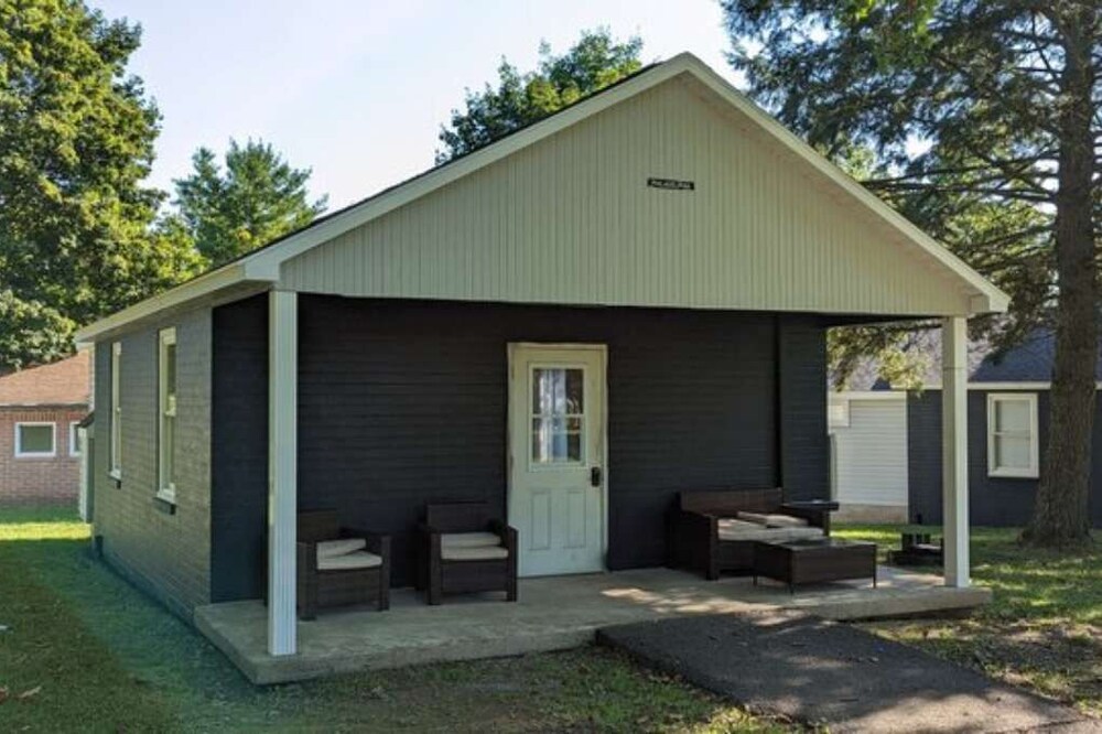 Deluxe Cabin 3 - Hartman Center