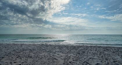 3BR Cottage- Footsteps to the Sand