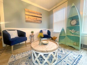 Téléviseur, foyer, table de baby-foot